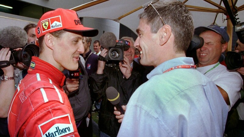 1998: Michael Schumacher (li.) und Mick Doohan (Bild: dpa/Oliver Multhaup)