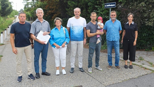 Die Anrainer der Seidelbastgasse im 22. Bezirk wehren sich gegen den geplanten Gehsteig. Unterstützung bekommen sie von FPÖ-Gemeinderat Toni Mahdalik (li.).  (Bild: Bartel Gerhard/Gerhard Bartel)