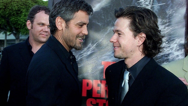 George Clooney und Mark Wahlberg bei der Premiere von „The Perfect Storm“ im Jahr 2000. Der Oscarpreisträger hätte sein Stiefpapa werden können, verriet Wahlberg jetzt. (Bild: APA/AFP/LUCY NICHOLSON)