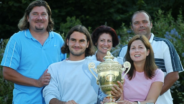 Roger Federer (2nd from left) mourns the loss of his former coach Peter Lundgren (far left). Federer won his first Grand Slam title with him at Wimbledon in 2003. (Bild: APA/AFP/Thomas COEX)