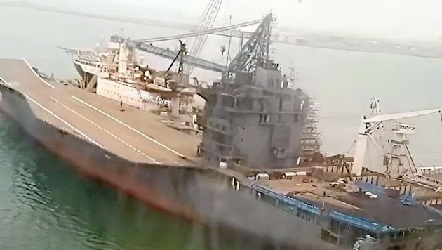 The Shahid Bagheri drone base ship is around 240 meters long and, in contrast to previous conversions, has a runway that ends in a "jump ramp". This means that not only vertical take-offs can be used. (Bild: x.com/VinodDX9)