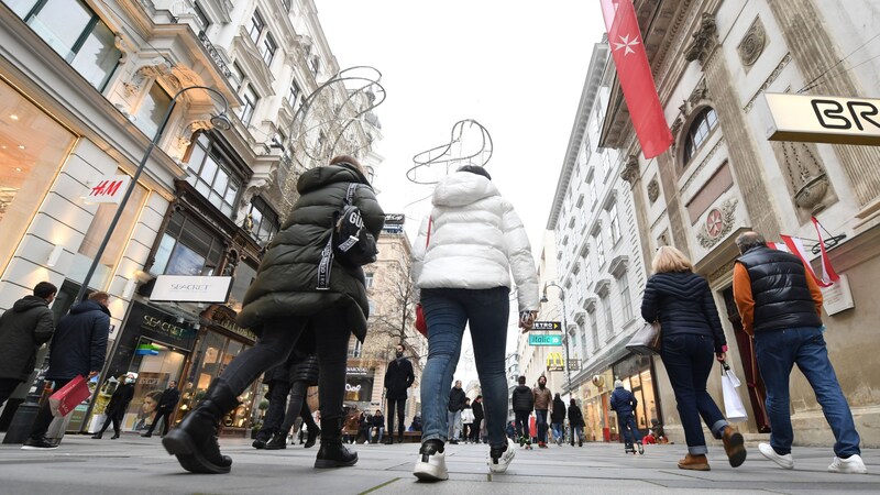 Funktionskleidung prägt zunehmend das Stadtbild. (Bild: APA/HELMUT FOHRINGER)