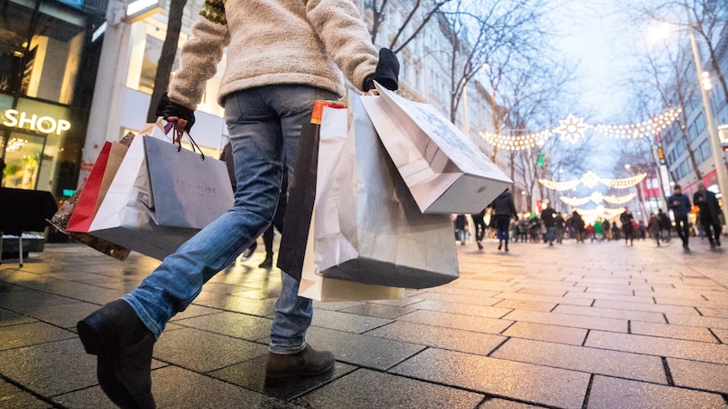 430.000 Angestellte bangen um ihre Erhöhung – genau zum so wichtigen Weihnachtsgeschäft kündigen sie nun Kampfmaßnahmen an. (Bild: APA/GEORG HOCHMUTH)