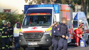 Feuerwehr, Polizei und Rettungskräfte am Einsatzort in Wels