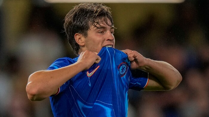 Marc Guiu trauert seiner verpassten Chance nach.