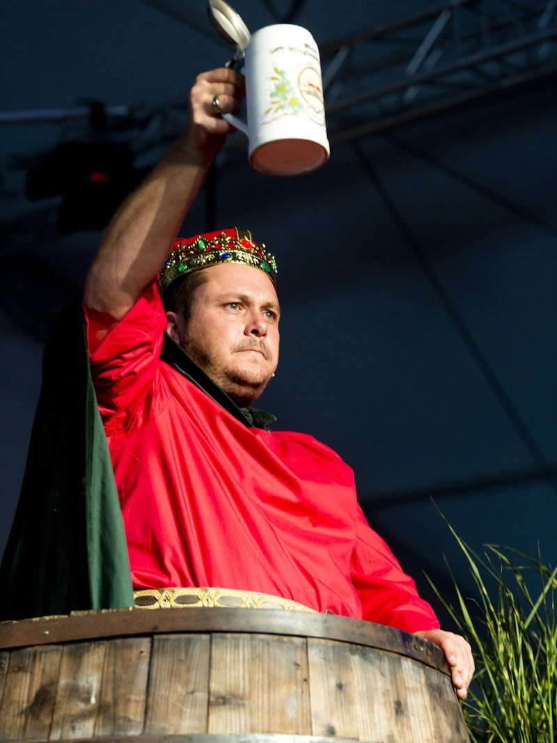 Die Paraderolle der „Rampensau“ war zweifelsohne der „Gambrinus“, den er immer zu Ehren des Bockbierfestes in Frastanz gab. (Bild: Mathis Fotografie)