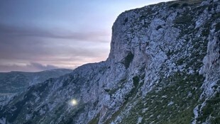 Der Mann wurde aus dem Bismarcksteig gerettet – der Lichtkegel ist ein Bergretter. (Bild: Bergrettung Mürzzuschlag)