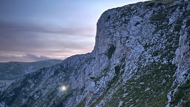 The man was rescued from the Bismarcksteig - the cone of light is a mountain rescuer. (Bild: Bergrettung Mürzzuschlag)