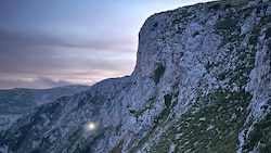 Der Mann wurde aus dem Bismarcksteig gerettet – der Lichtkegel ist ein Bergretter. (Bild: Bergrettung Mürzzuschlag)