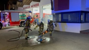 Die Feuerwehrler musste ihr eigenes „Daheim“ löschen. (Bild: ZOOM Tirol/Krone KREATIV)