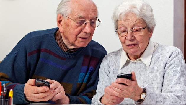 Those who find it difficult to navigate the digital world often have tangible financial disadvantages. In many cases - but not only - older people are affected. (Bild: stock.adobe.com/Foto: Ingo Bartussek)