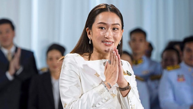 Shinawatra zeigt nach ihrer offiziellen Ernennung den in Thailand traditionellen Wai-Gruß. (Bild: AFP or licensors)