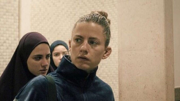 Florentina Holzinger im österreichischen „Mond“, in dem sie eine Kampfsportlerin im Nahen Osten ...