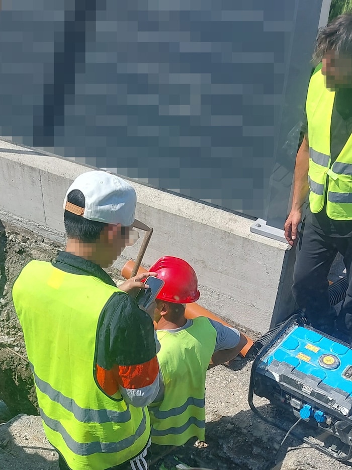 Die Arbeiter wurden kurz nach diesen Aufnahmen ins Polizeianhaltezentrum gebracht.