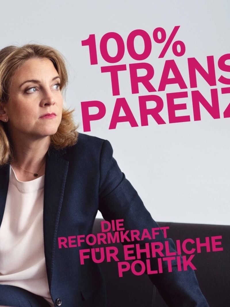 Parteichef Meinl-Reisinger steht im Mittelpunkt der Sujets (Bild: Neos)