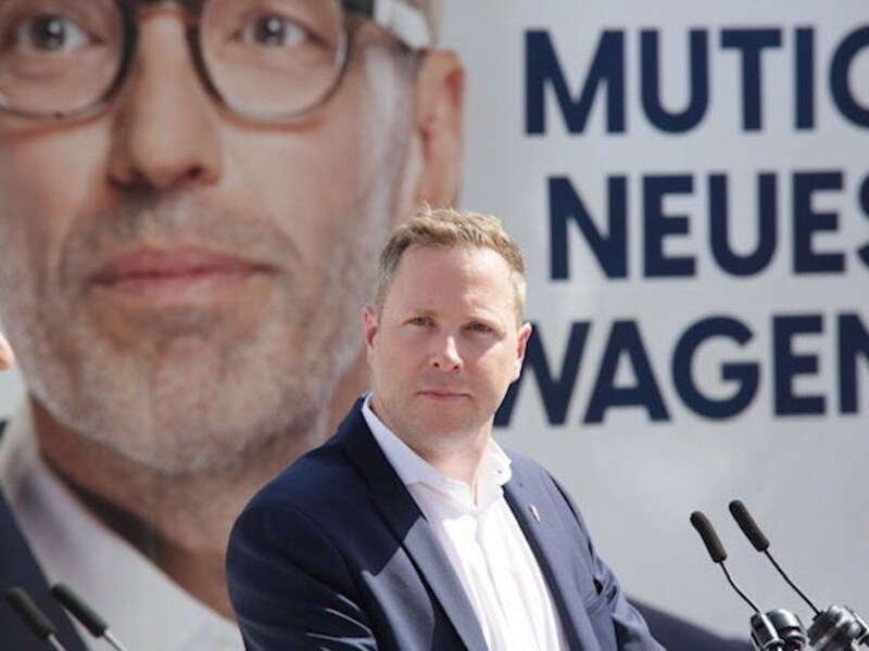 General Secretary Michael Schnedlitz promises "5 good years" (Bild: FPÖ/Ruttinger)