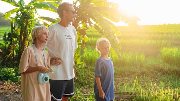 Mathias Lauda with his sons Ellison and Lennon on Bali (Bild: Daphne Seberich / ServusTV)