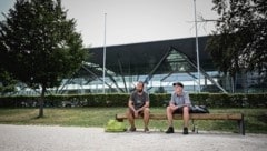 Gerald und Sebastian am Linzer Hauptbahnhof. Dort verbringen sie ihre Tage und Nächte. (Bild: Wenzel Markus/Markus Wenzel)