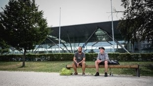 Gerald und Sebastian am Linzer Hauptbahnhof. Dort verbringen sie ihre Tage und Nächte. (Bild: Wenzel Markus/Markus Wenzel)