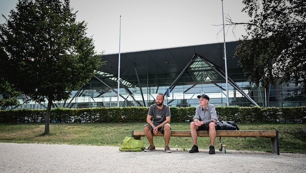 Gerald und Sebastian am Linzer Hauptbahnhof. Dort verbringen sie ihre Tage und Nächte. (Bild: Wenzel Markus/Markus Wenzel)