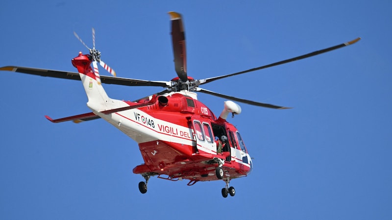 A helicopter from the Italian fire department (Bild: AFP/Alberto Pizzoli)