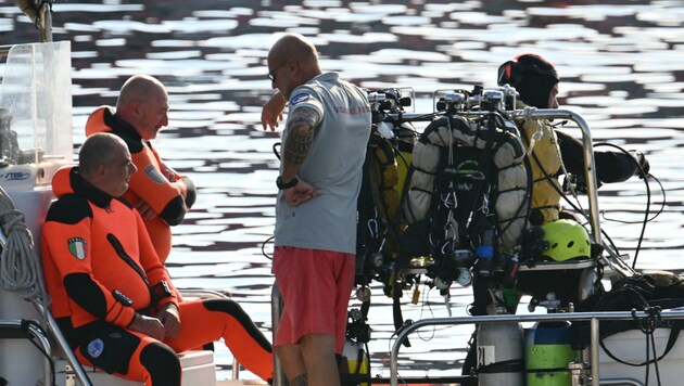 Firefighters in action after the shipwreck off Palermo (Bild: AFP/Alberto Pizzoli)