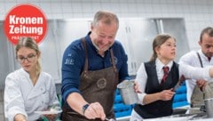 Unter der Schirmherrschaft von 5-Hauben-Koch Andreas Döllerer (Döllerers Genusswelten, Golling) verwöhnen Spitzenköche die Gäste bei dem Kulinarik-Highlight. (Bild: Krone KREATIV,)