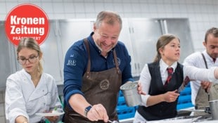 Unter der Schirmherrschaft von 5-Hauben-Koch Andreas Döllerer (Döllerers Genusswelten, Golling) verwöhnen Spitzenköche die Gäste bei dem Kulinarik-Highlight. (Bild: Krone KREATIV,)