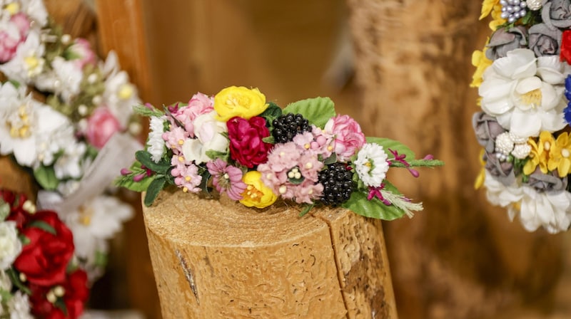 Hand-woven artificial flowers from the Salzburg family business Rasp (Bild: Tschepp Markus)