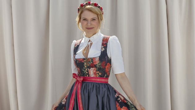 Schauspielerin Silke Popp trägt Sportalm-Dirndl im Südfrankreich-Stil (Bild: Tschepp Markus)