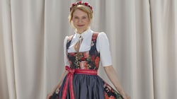 Schauspielerin Silke Popp trägt Sportalm-Dirndl im Südfrankreich-Stil (Bild: Tschepp Markus)