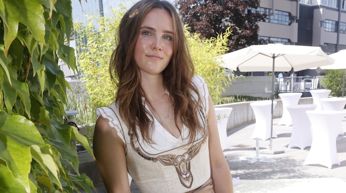 Das Model trägt ein Swarovski-Design mit einem Kudu-Kopf am Laib