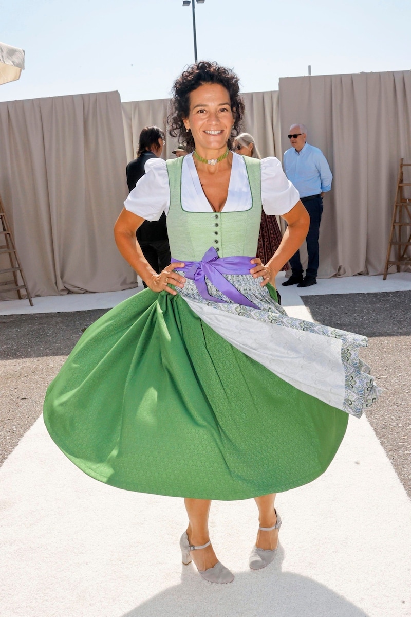 Cornelia Reichsthaler relies on color blocking in a bespoke dirndl by UNSA Design (Bild: Markus Tschepp)