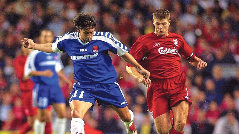 Martin Amerhauser (l.) gegen seinen einstigen Trainingspartner Steven Gerrard. (Bild: GEPA/GEPA pictures)