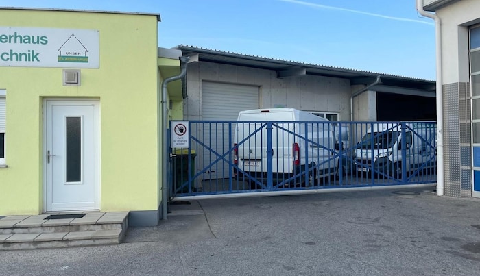 Auf das Areal gelangten die Kriminellen, nachdem sie in der Nacht die Kette des Schiebetores ...