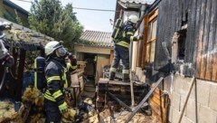 Die Feuerwehr konnte den Schaden am Haus halbwegs gering halten, den ein Bub mit einem Feuerzeug verursacht hatte. (Bild: FF Gedersdorf)