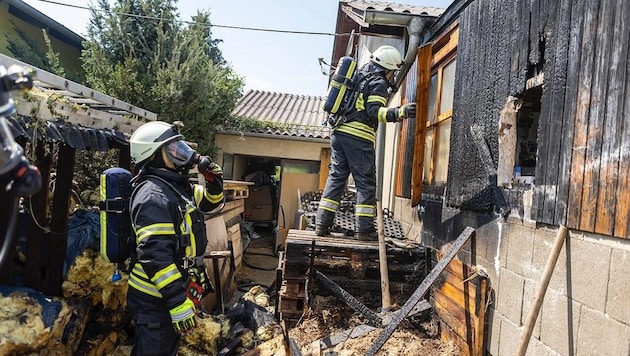 Die Feuerwehr konnte den Schaden am Haus halbwegs gering halten, den ein Bub mit einem Feuerzeug verursacht hatte. (Bild: FF Gedersdorf)