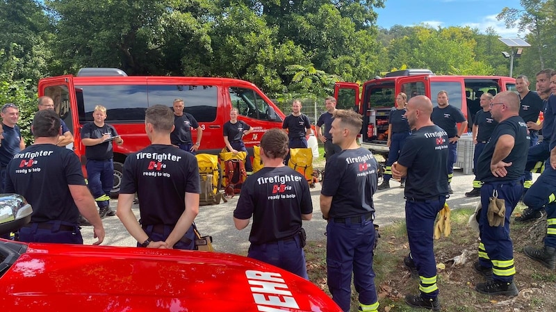 After a briefing, the Florianis were flown by helicopter to the vicinity of the forest fire. (Bild: NÖ Landesfeuerwehrverband)