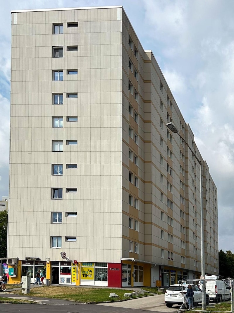 Due to water damage, the elevator in the tower block in Karl-Steiger-Straße has not been running for two weeks. (Bild: Einöder Horst)