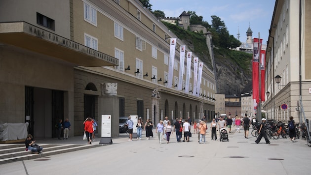 The sponsors meet their protégés for the first time before the performance, before going into the Festspielhaus together. (Bild: Tröster Andreas)