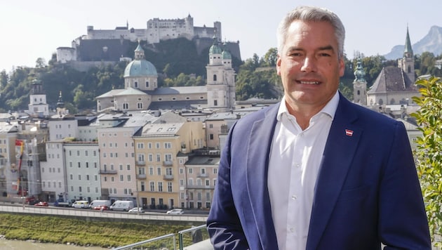 Karl Nehammer invited to a press conference on the stone terrace. (Bild: Tschepp Markus)