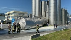 Geradezu unglaublich: Der riesige Tank stürzte krachend zu Boden.  (Bild: zoom.tirol)