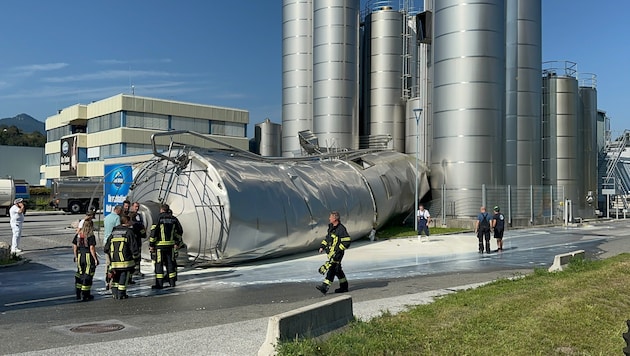 Geradezu unglaublich: Der riesige Tank stürzte krachend zu Boden.  (Bild: zoom.tirol)