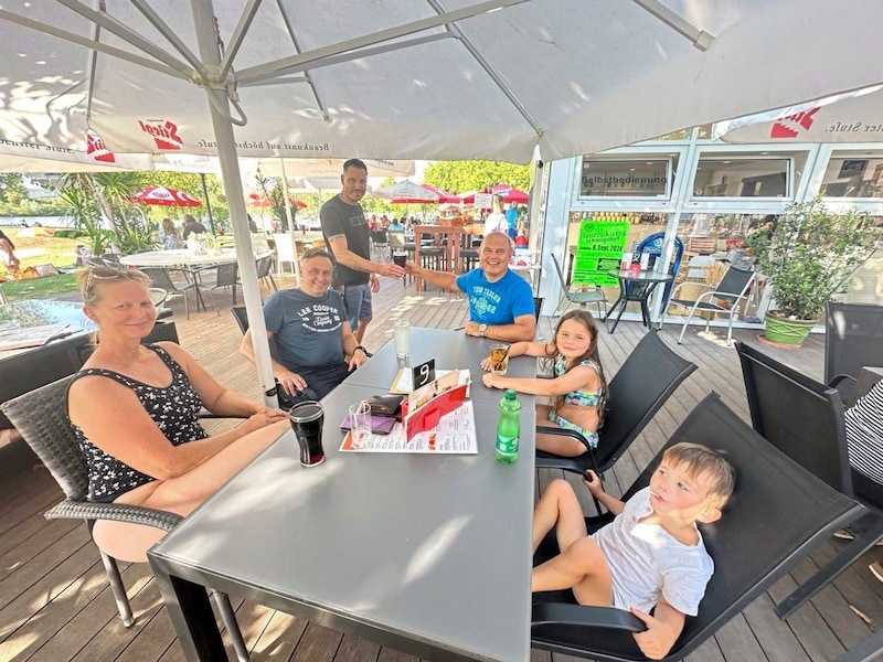 Bürgermeistertreffen im gut gehenden Seerestaurant Königsdorf: Hausherr Mario Trinkl mit Eltendorfs Ortschef Christian Schaberl. (Bild: Christian Schulter)