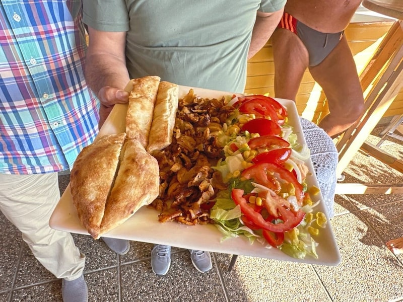 Kebap und Pizza im Freibad: In Heiligenkreuz hat man den Geschmacksnerv der Gäste getroffen. Das Geschäft läuft gut. (Bild: Christian Schulter)