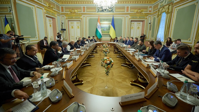 Modi mit der ukrainischen Regierung (Bild: AP/Ukrainian Presidential Press Office)