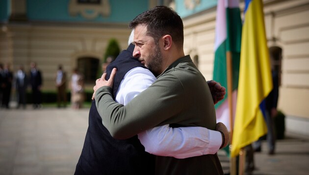 From left: India's Prime Minister Narendra Modi and Ukrainian President Volodymyr Selenskyj (Bild: AP/Ukrainian Presidential Press Office)