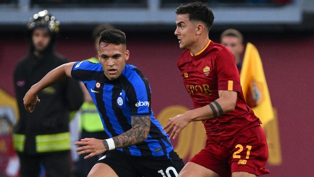 Paulo Dybala (rechts) wird wohl auch in der kommenden Saison gegen Weltmeister-Kollegen Lautaro Martinez (links) antreten. (Bild: AFP/APA/Vincenzo PINTO)