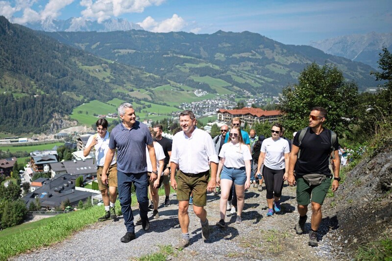 Nehammer auf einer kurzen Wanderung mit Parteifreunden in St. Johann  (Bild: (c)Paul Gruber)