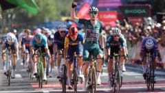 Der belgische Radprofi Wout van Aert jubelt über seinen Sieg.  (Bild: AFP/APA/CRISTINA QUICLER)